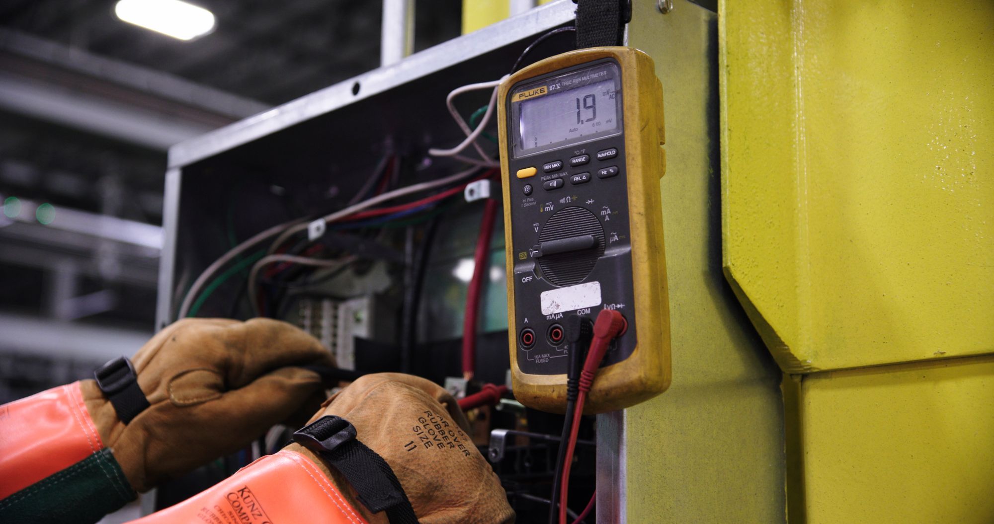 Revisión de conexiones de un tablero eléctrico con multímetro