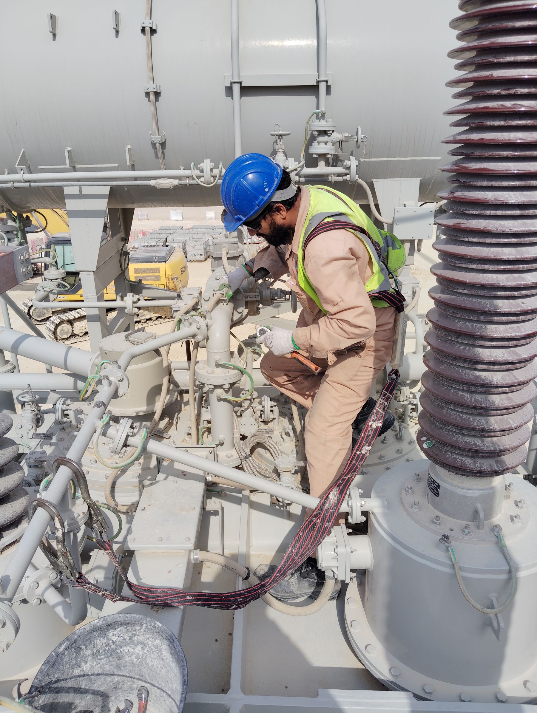 Técnico inspeccionando equipos e instalaciones industriales